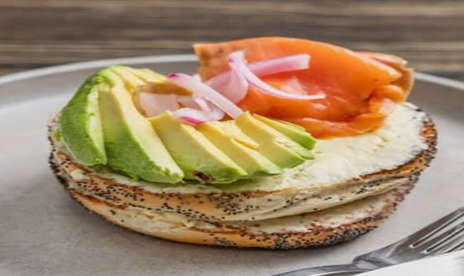 CALIFORNIAN BAGEL w SMOKED SALMON