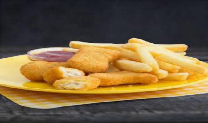 Chicken Nuggets and Chips (6 pieces)