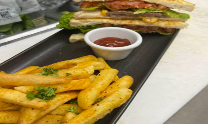 Steak Sandwich With Chips