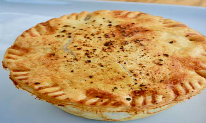 Chunky Steak Pie w chips & salad