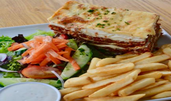 Lasagne w chips & salad