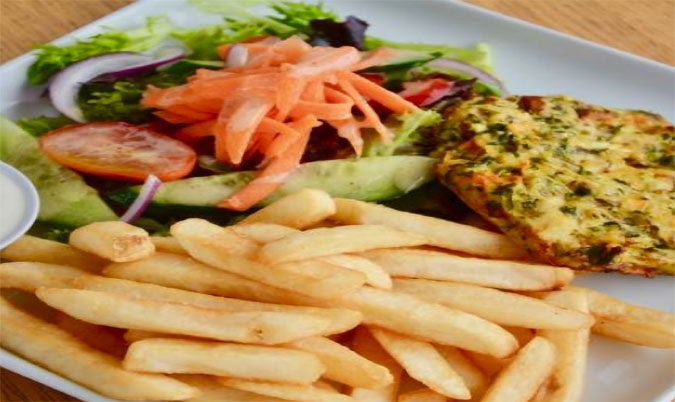 Vegie Fritter w chips & salad