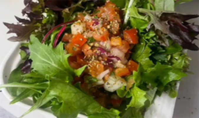 SALAD GREEN LEAVES MIX AND SALSA vinaigrette