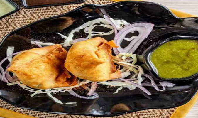 Chilli Paneer Samosa (2pcs)
