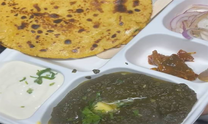 Saag + 2 Makki di Roti
